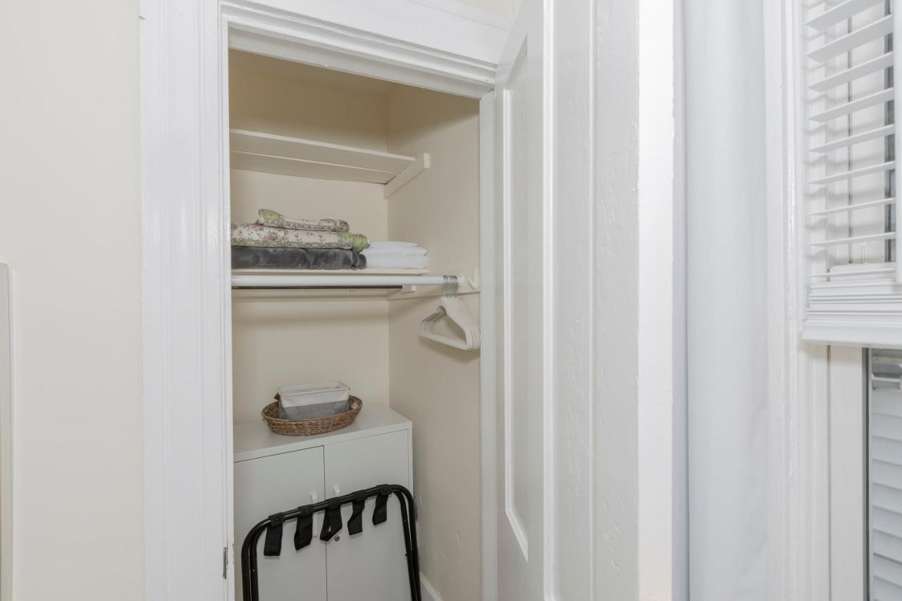 Apartament In The Heart Of Little Italy! Free Parking! Cleveland Zewnętrze zdjęcie