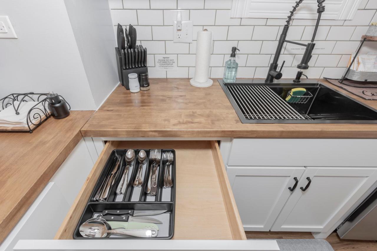 Apartament In The Heart Of Little Italy! Free Parking! Cleveland Zewnętrze zdjęcie